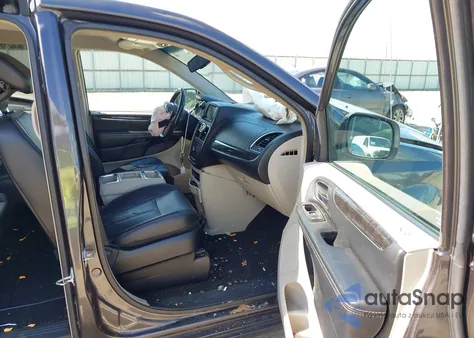 2015 Chrysler Town & Country Touring z USA, uszkodzony, nr VIN 2C4RC1BG3FR716226